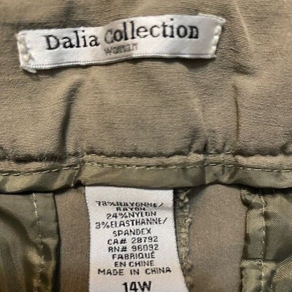 Dalia Collection Women Green Capri pants, size 14W - Picture 3 of 3